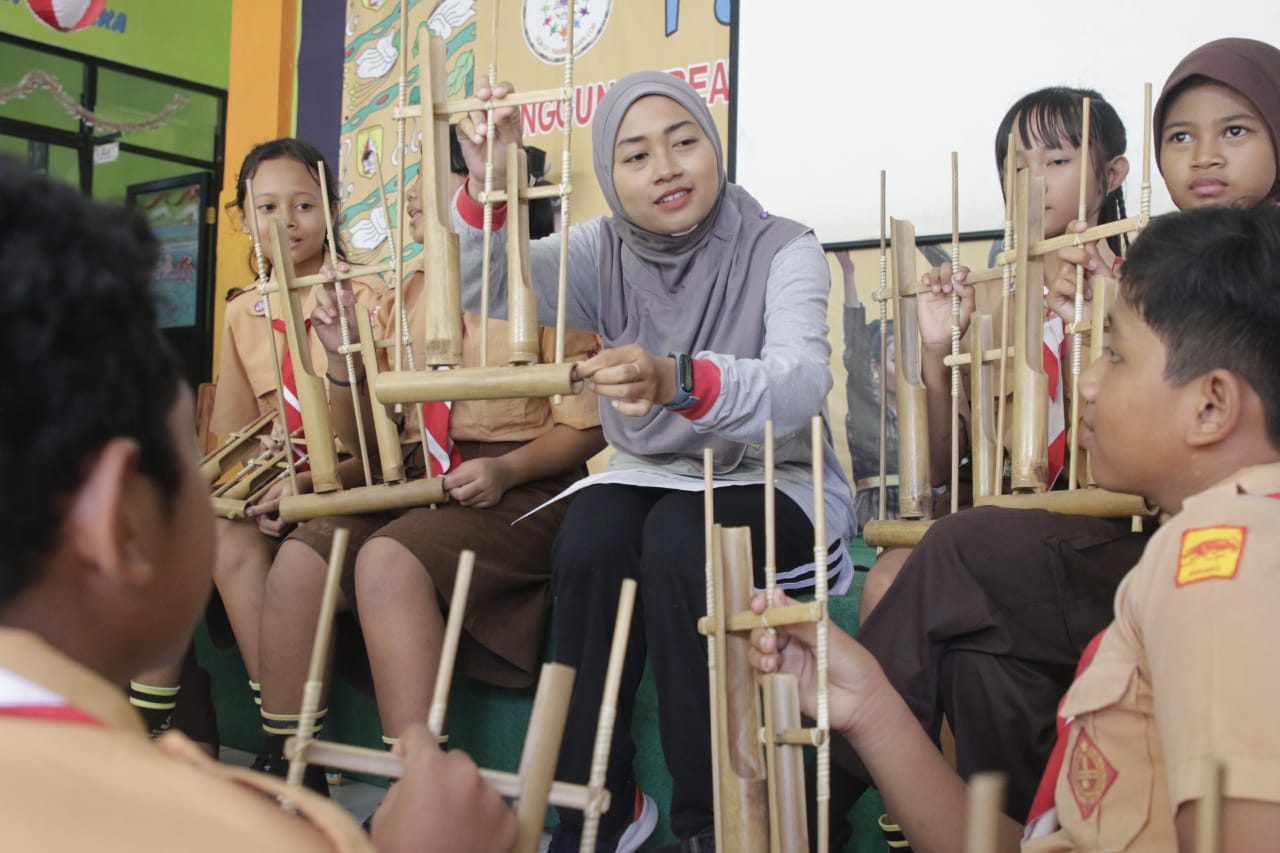 Foto 4 dari 10: Lestarikan Warisan Leluhur, SDN Nalosa Ajak Siswa Peringati Hari Angklung Sedunia