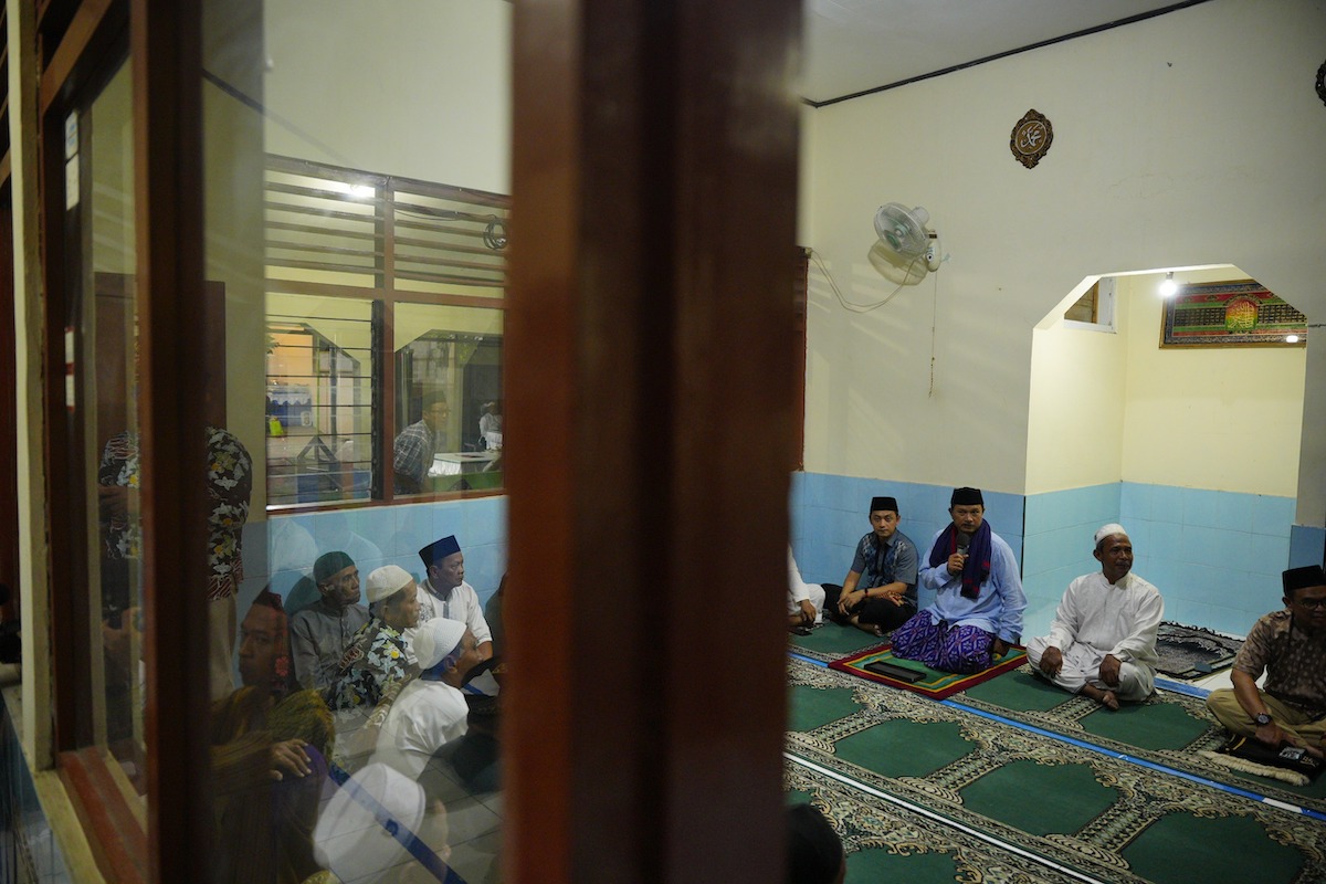 Foto 2 dari 8: Salat Isya di Masjid Reksogati, Wali Kota Salurkan Bantuan Tempat Ibadah Rp 20 Juta