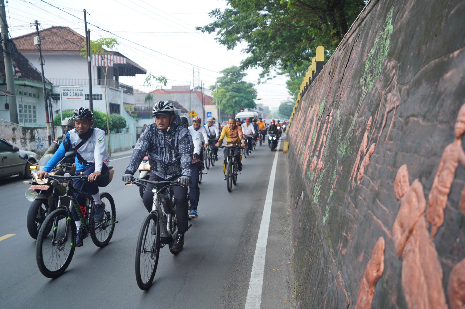 Foto 5 dari 10: Wali Kota Sampaikan Oleh-Oleh dari Luar Negeri Saat Gowes di Tiga Kelurahan