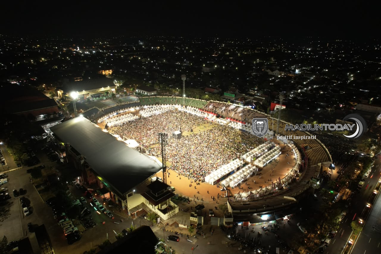 Foto 3 dari 29: Belasan Ribu Jamaah Larut dalam Pengajian Gus Iqdam, Pesan Amanah Menggema di Stadion Wilis