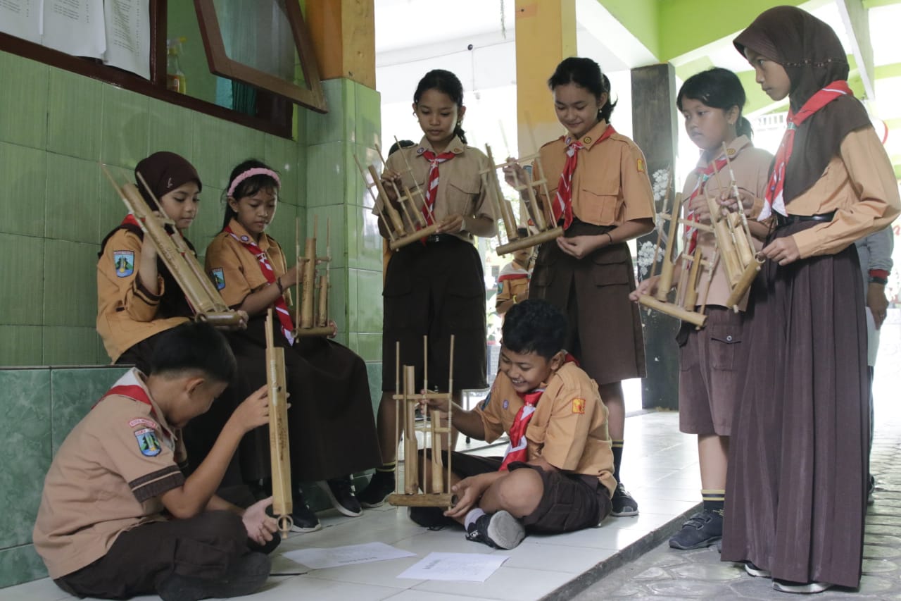 Foto 3 dari 10: Lestarikan Warisan Leluhur, SDN Nalosa Ajak Siswa Peringati Hari Angklung Sedunia