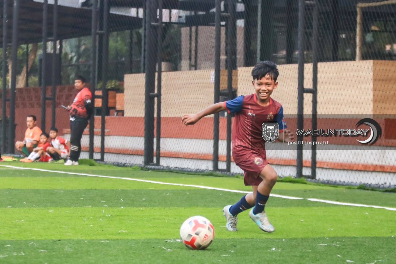 Foto 2 dari 10: Kantongi Puluhan Kejuaraan di Usia 10 Tahun, Pesepak Bola Cilik Kota Pendekar Ini Dipercaya Jadi Kapten di Ibu Kota