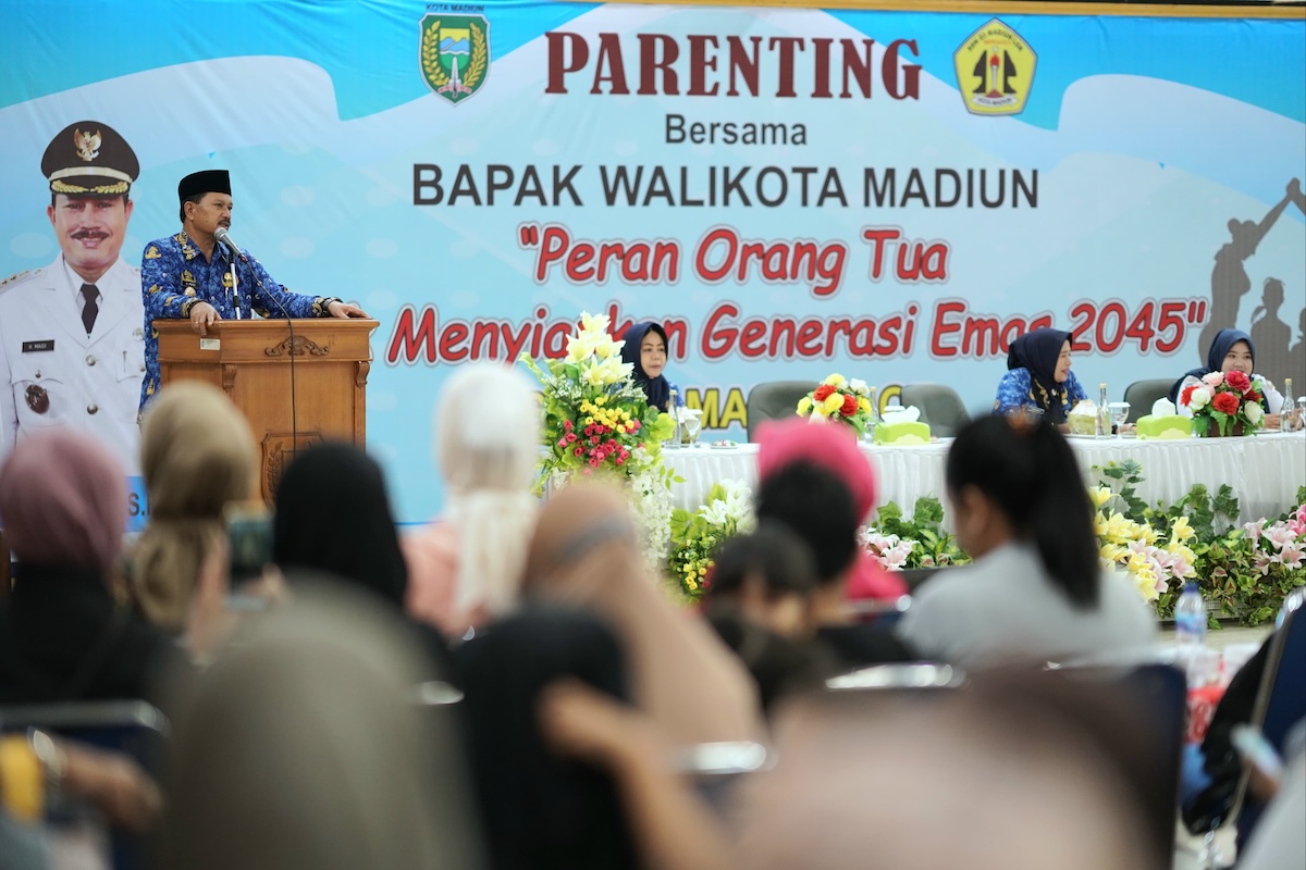 Foto 1 dari 9: Beri Arahan Parenting ke Wali Murid SDN 03 Madiun Lor, Wali Kota: Investasi untuk Pendidikan Jangan Dinilai dengan Uang