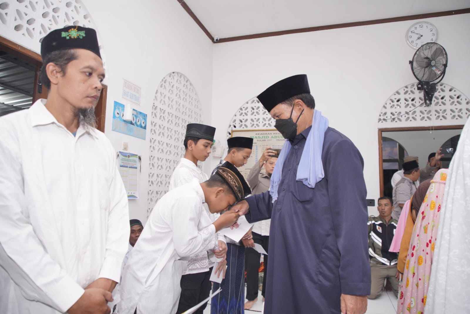 Foto 7 dari 10: Shalat Berjamaah Di Masjid Abu Bakar, Wali Kota Imbau Warga Ikut Jaga Kondusifitas Jelang Lebaran