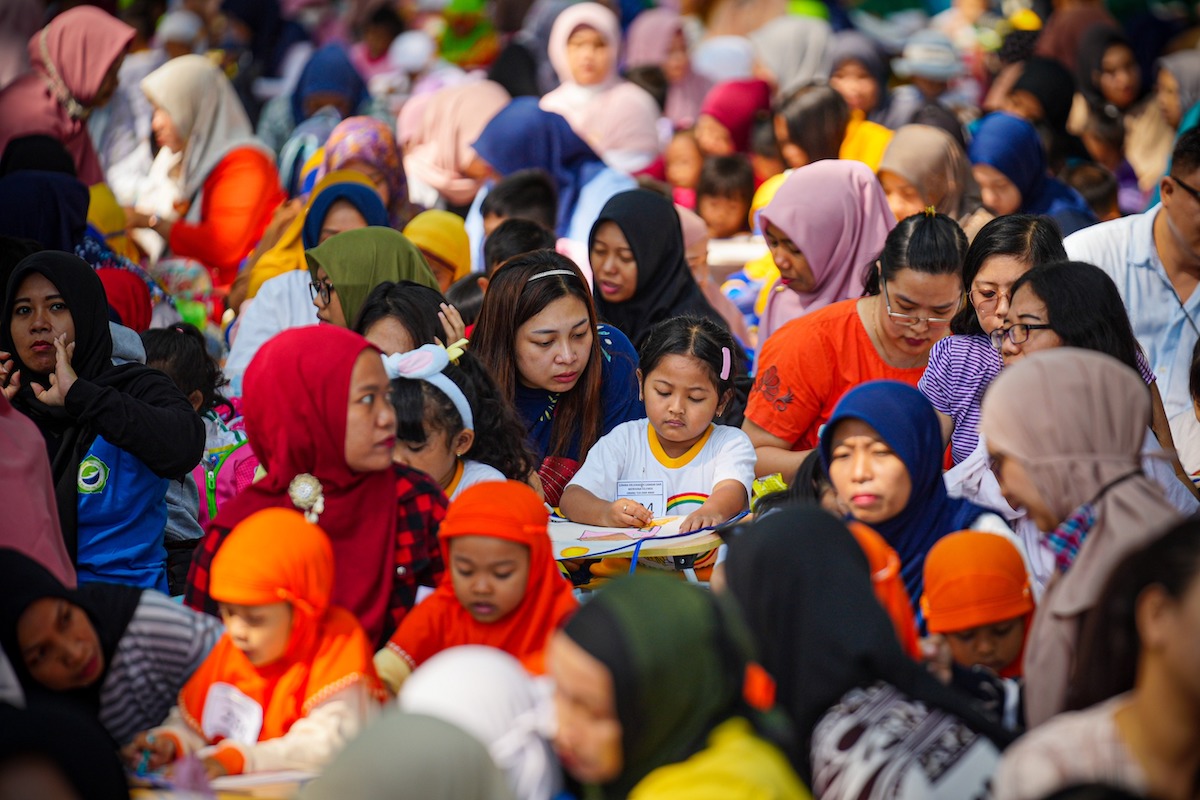 Foto utama berita: Asiknya Selesaikan Lomba Bareng Bunda