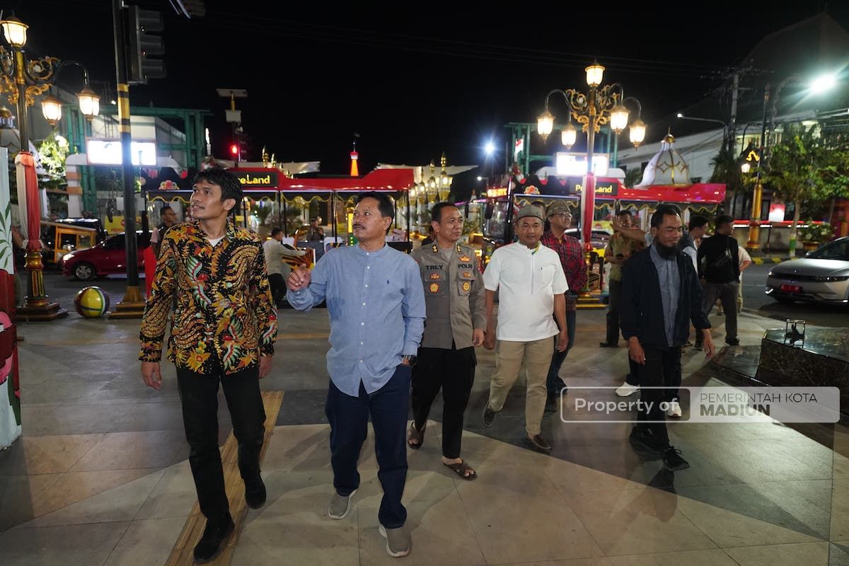 Terima Anugerah Patriot Jawi Wetan 2023, Wali Kota Ajak Tim Juri Keliling Kota