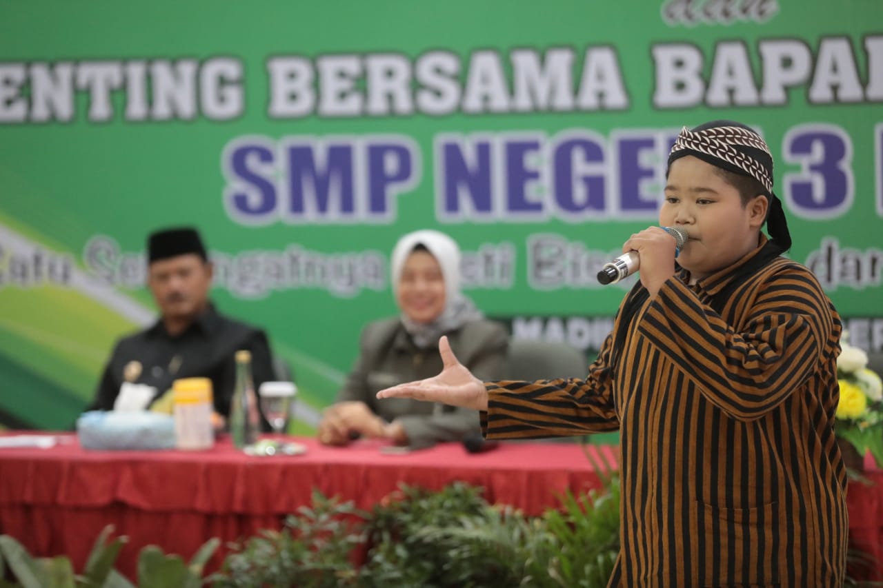 Foto 2 dari 8: Beri Arahan Parenting ke Orang Tua Siswa, Wali Kota Sampaikan Pentingnya Pendidikan Keluarga