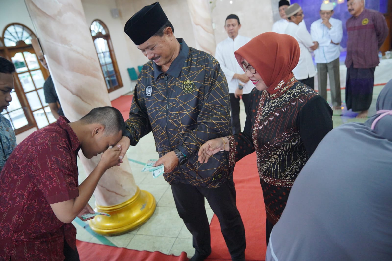 Foto 8 dari 10: Wali Kota Salurkan Tali Asih hingga Tawarkan Mabour untuk Ibu-Ibu Pengajian