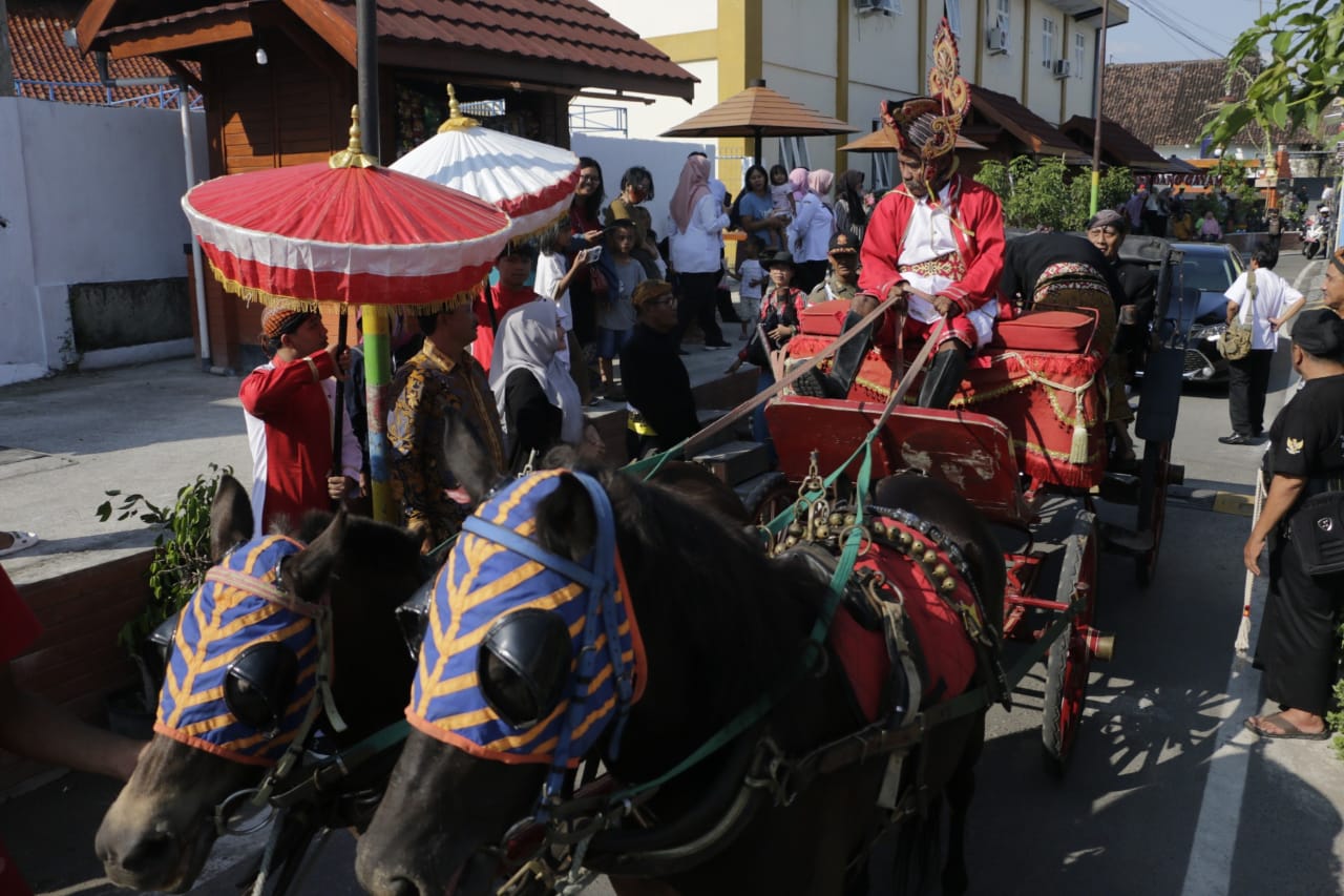 Foto 6 dari 6: Hadiri Seremoni Pembukaan Wilujeng Bumi Madhioen, Wali Kota Beri Apresiasi