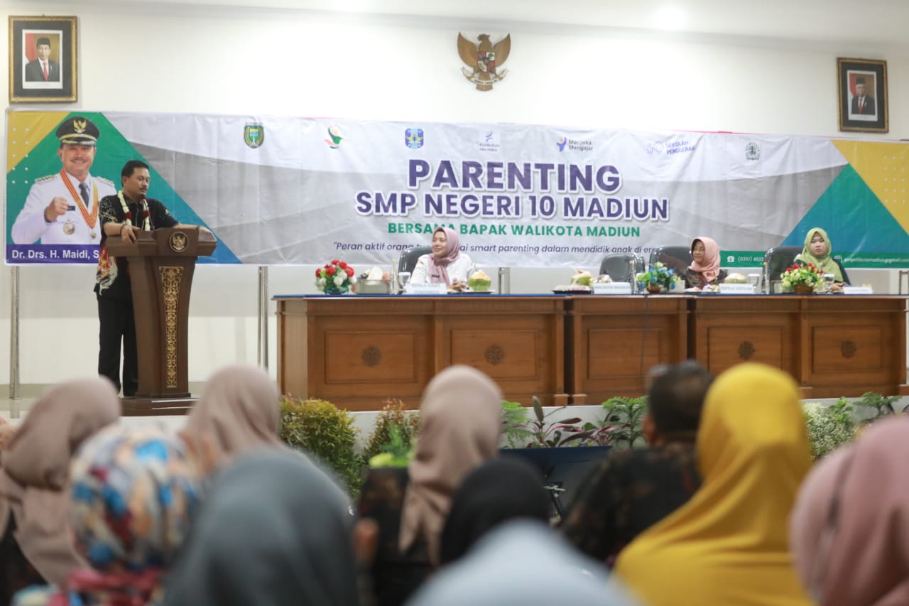 Foto 2 dari 10: Beri Arahan Parenting Bagi Wali Murid SMPN 10, Wali Kota Harap Orang Tua Bantu Wujudkan Generasi Emas 2045