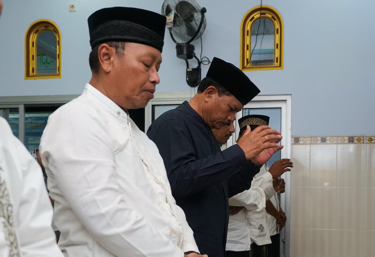 Foto 1 dari 9: Isya Berjamaah Di Musala Al Muttaqin, Wali Kota Ajak Warga Dukung Pembangunan Kota
