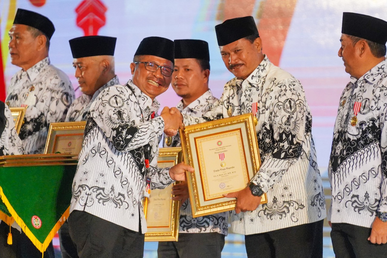 Foto utama berita: Komitmen Tingkatkan Pendidikan, Wali Kota Maidi Diganjar Anugerah Dwija Praja Nugraha