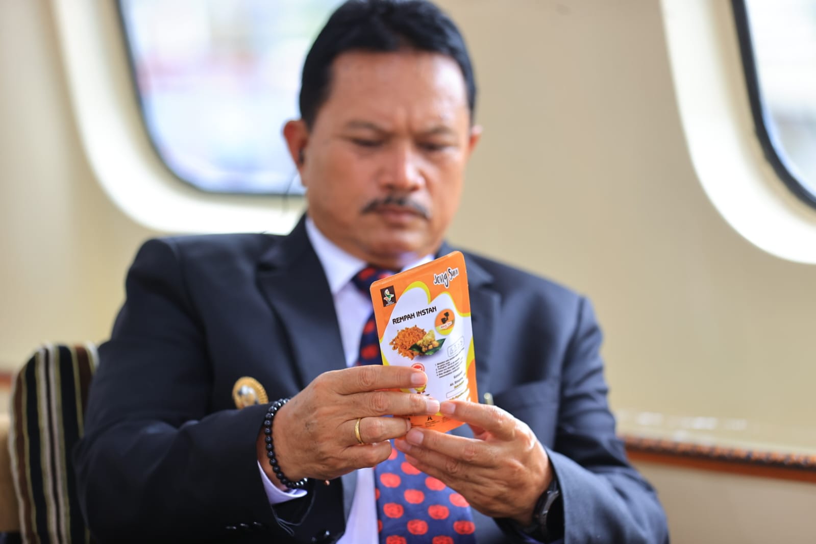 Foto 5 dari 9: Wali Kota Menyapa di Whoosh, Bahas Rahasia Stabilitas Kota Setelah Pemungutan Suara Hingga Promosi Produk UMKM Unggulan