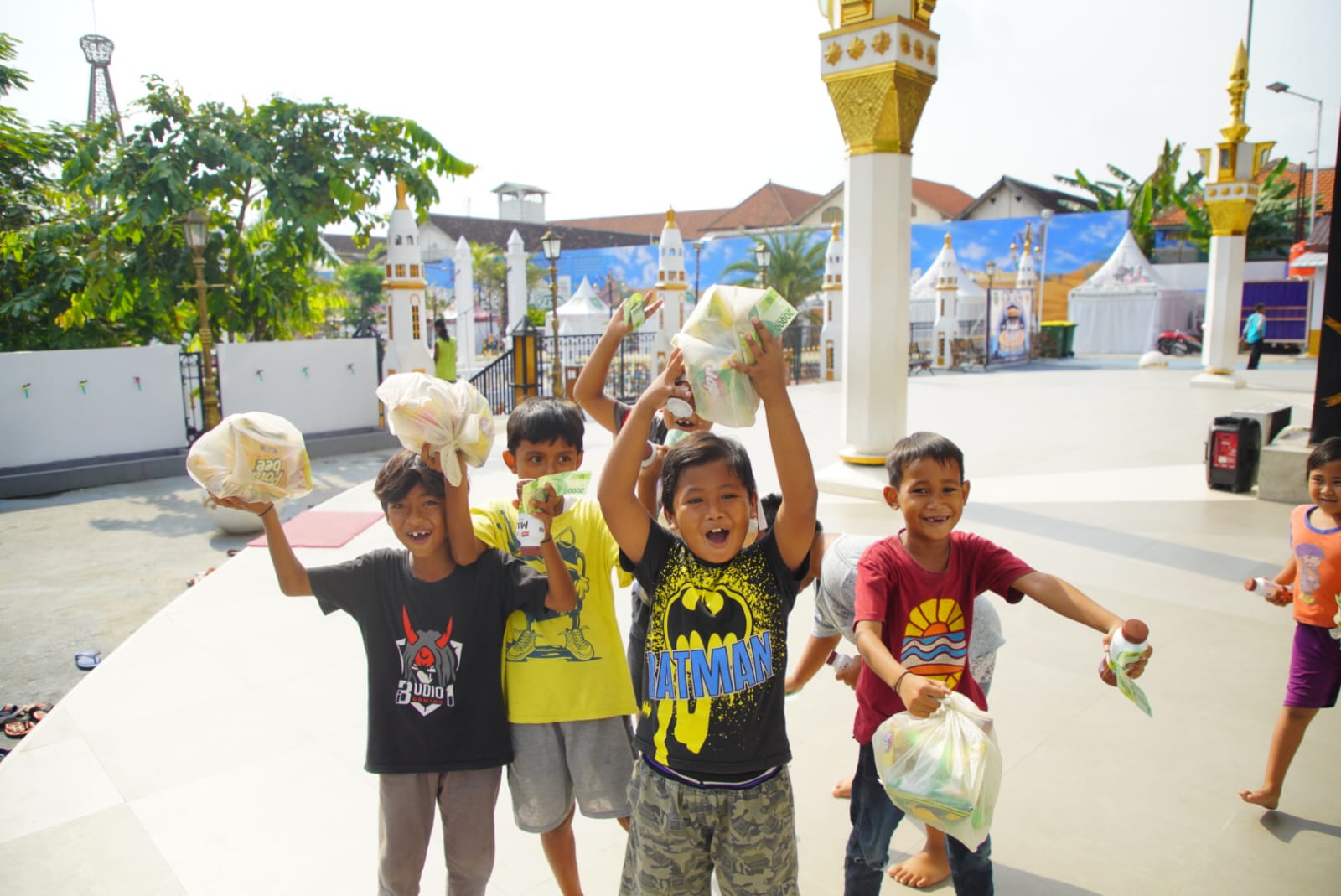 Foto 5 dari 10: Berbagi Kebahagiaan Hari Raya, Wali Kota Salurkan Sembako Kepada Warga Sekitar Tempat Wisata Hingga Penghuni Rusunawa