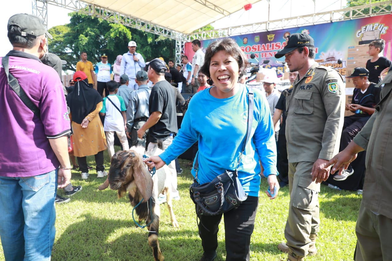 Hadiah Jalan Sehat Tambah Kambing Hidup, Wali Kota Juga Bagikan Susu, Sembako, Hingga Melon