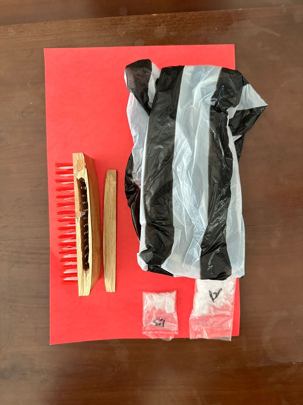 Foto 2 dari 4: Tak Mudah Dikelabui, Petugas Lapas Pemuda Madiun Gagalkan Upaya Penyelundupan Sabu Dalam Sikat Cuci
