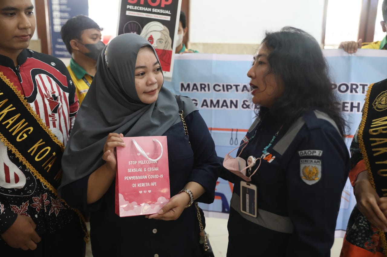 Foto 5 dari 8: Pastikan Penumpang Aman, Daop 7 Madiun Antisipasi Pelecehan Seksual Di Stasiun Dan KA