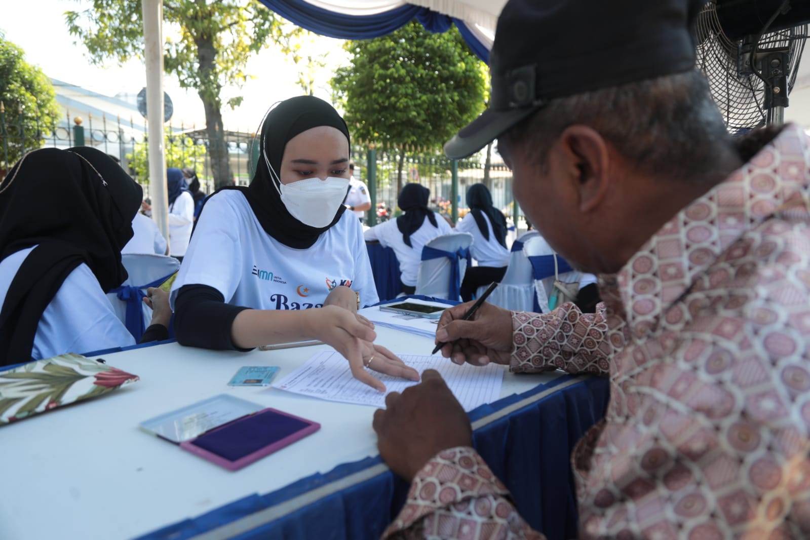 Foto 8 dari 8: PT KAI Daop 7 Gelar Bazar Murah, Cukup Bayar Rp 25 Ribu Bisa Dapat Paket Senilai Rp 75 Ribu