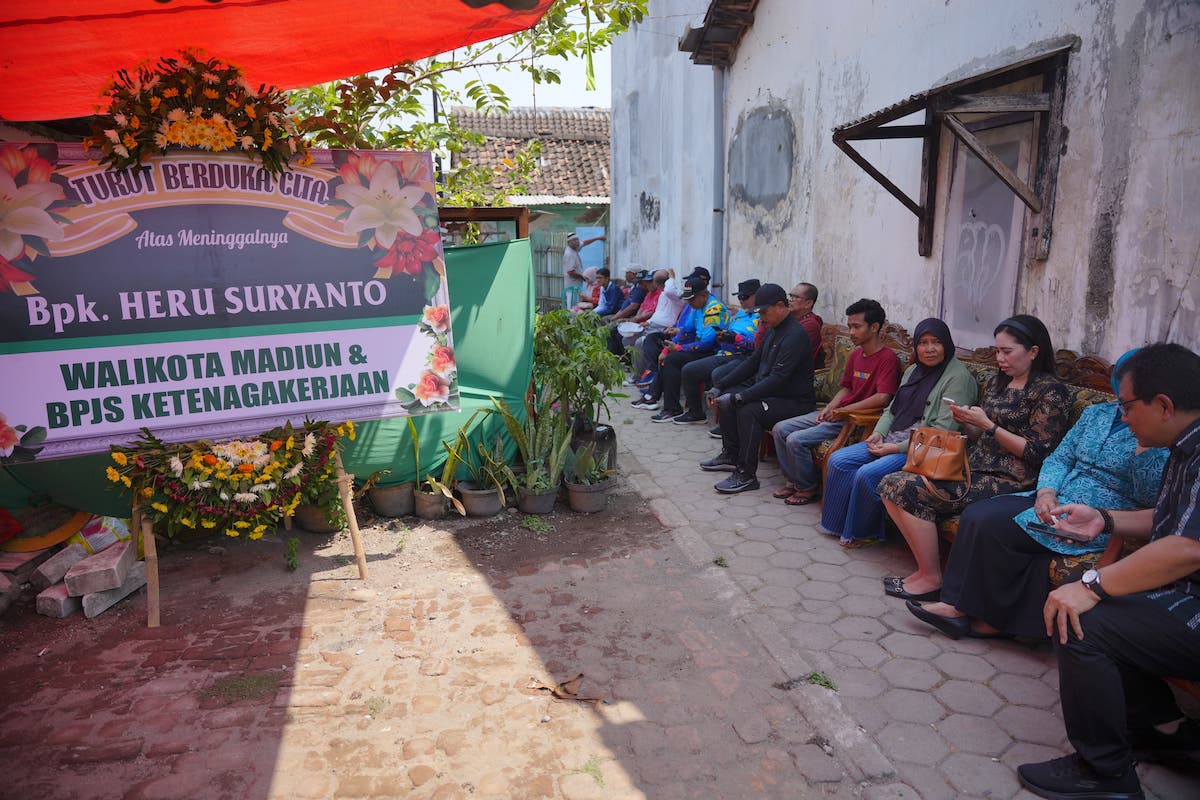 Foto 1 dari 1: Implementasi Perda 7/2023, Wali Kota Beri Santunan Bagi Tenaga Upahan Yang Meninggal Dunia Lewat Program JKK-JKM