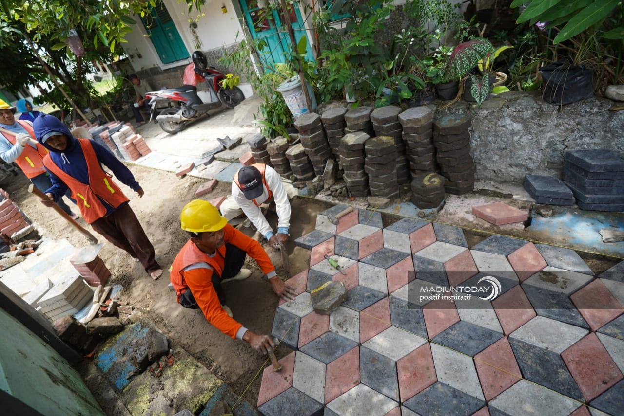 Foto 3 dari 6: Ada Enam Titik Pavingisasi di Kelurahan Pangongangan, Pengerjaan Dua di Antaranya Sudah 30 Persen