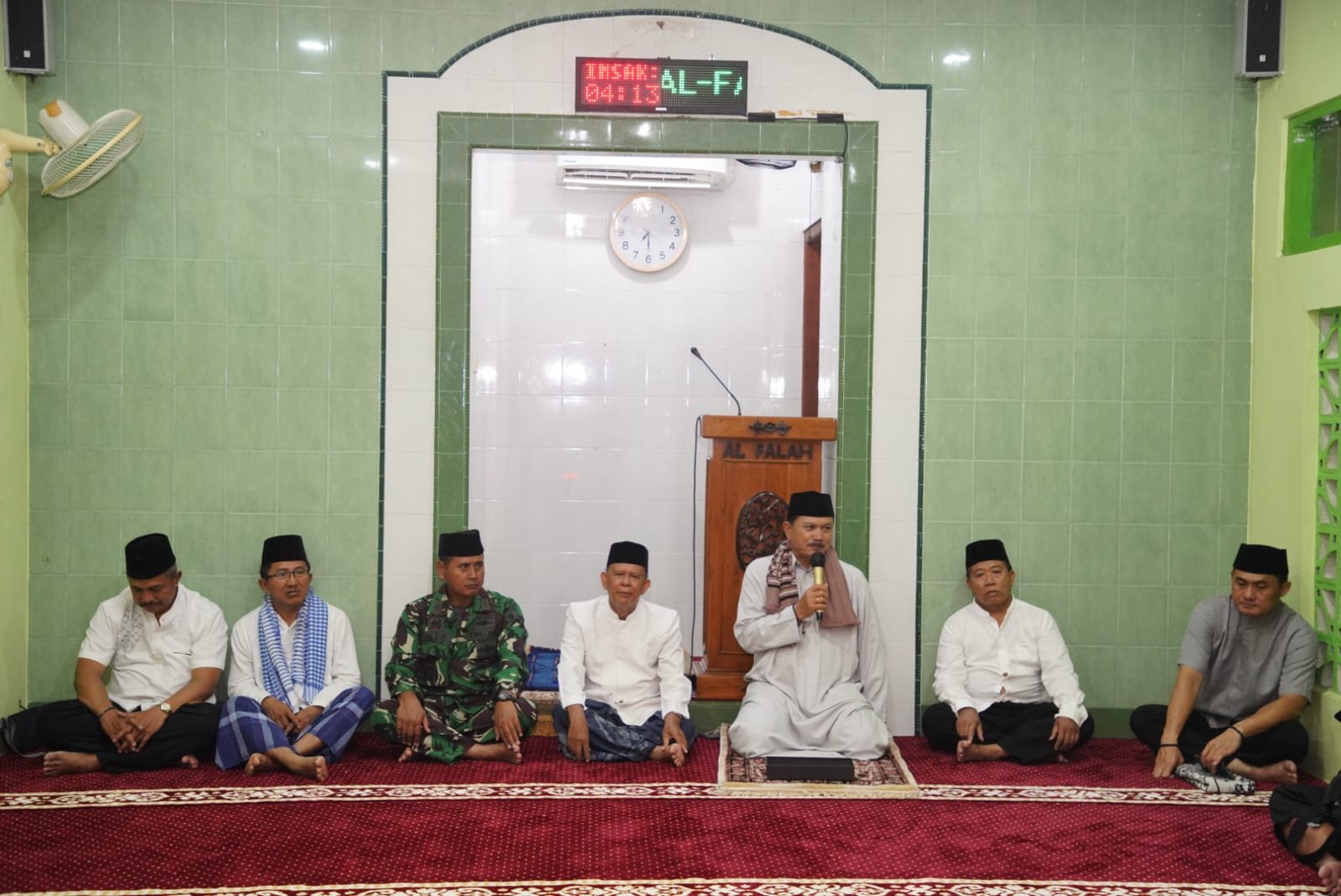 Foto 2 dari 10: Salat Isya di Masjid Al Falah, Wali Kota Juga Sampaikan Program Pembangunan Kepada Jemaah