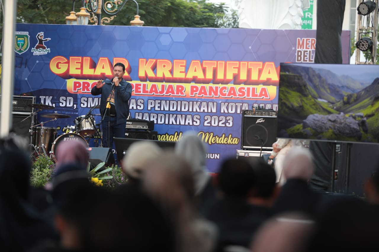 Foto 1 dari 15: Tinjau Stand Pameran dan Saksikan Gelar Kreativitas Siswa, Wali Kota Harap Potensi Siswa Tersalurkan