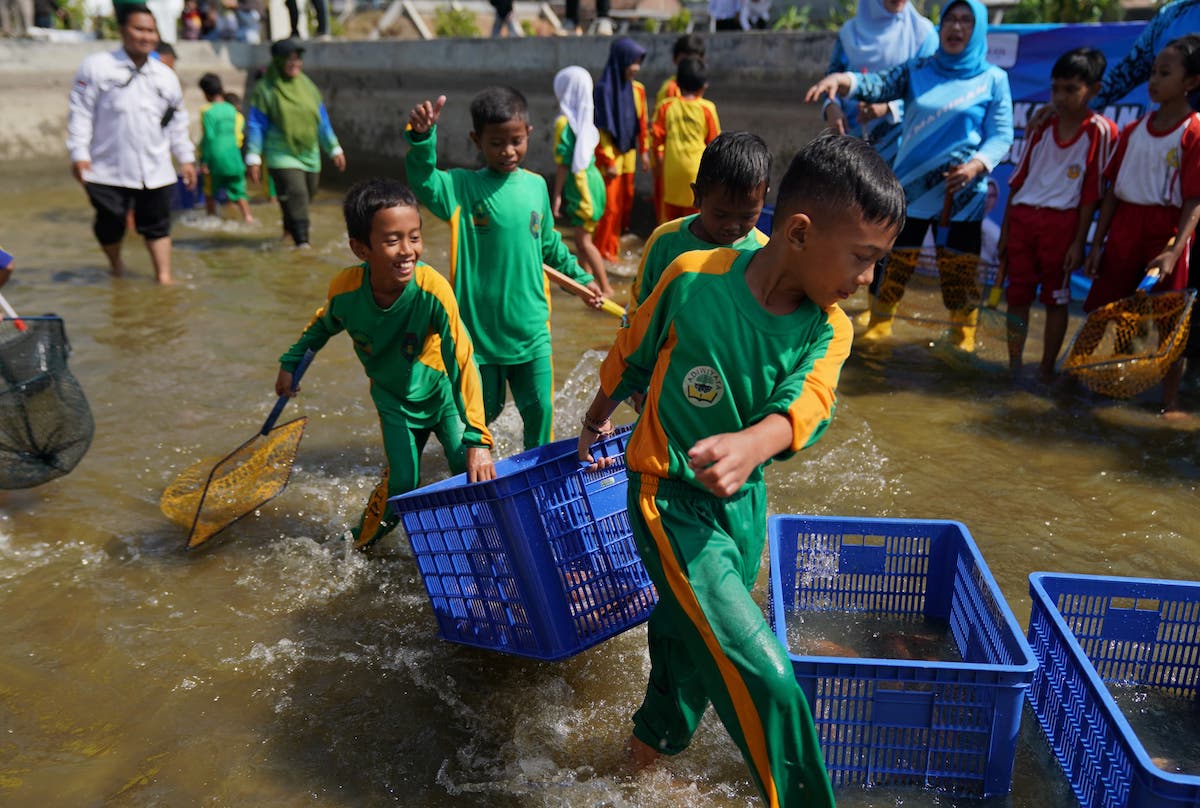 Foto 2 dari 8: Meriahkan Event Gemarikan, Wali Kota Ajak Siswa Tangkap Ikan Di Kolam