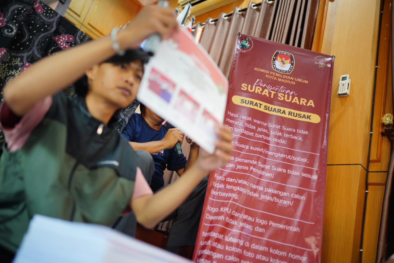 Foto 4 dari 7: Sortir Lipat Hitung Surat Suara Dimulai, KPU Kota Madiun Libatkan 40 Orang Perwakilan Masyarakat