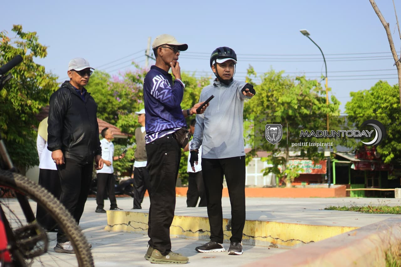 Foto 4 dari 19: Gowes Keliling Kota, Plt Wali Kota Madiun Cek P2L, Data Ekonomi hingga Kebersihan Lingkungan