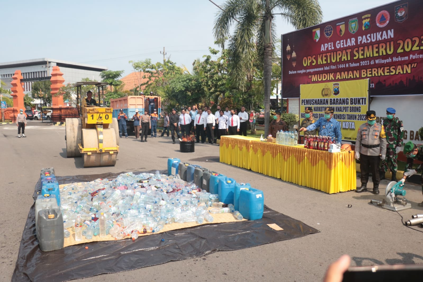 Foto 8 dari 10: Jaga Kondusifitas Lebaran, Polisi Musnahkan Miras Hingga Knalpot Brong Hasil Sitaan Selama Sepekan