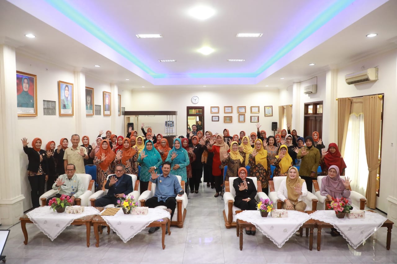 Foto 12 dari 13: Lantik Kepengurusan Perwosi Masa Bakti 2023-2027, Wali Kota Harap Peran Perwosi dalam Kemajuan Kota