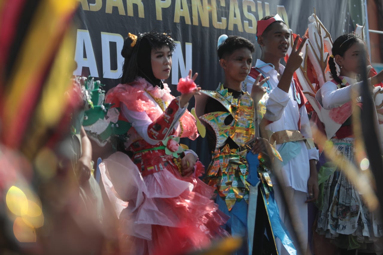 Foto 4 dari 8: Manfaatkan Barang Bekas, Siswa Spenda Buat Sampah Jadi Karya Indah
