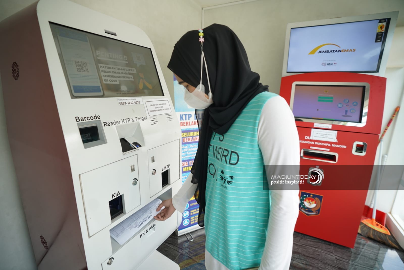 Foto 6 dari 6: Ada Mesin Anjungan Dukcapil Mandiri, Urusan Dokumen Kependudukan Makin Mudah Karena Bisa Cetak Sendiri