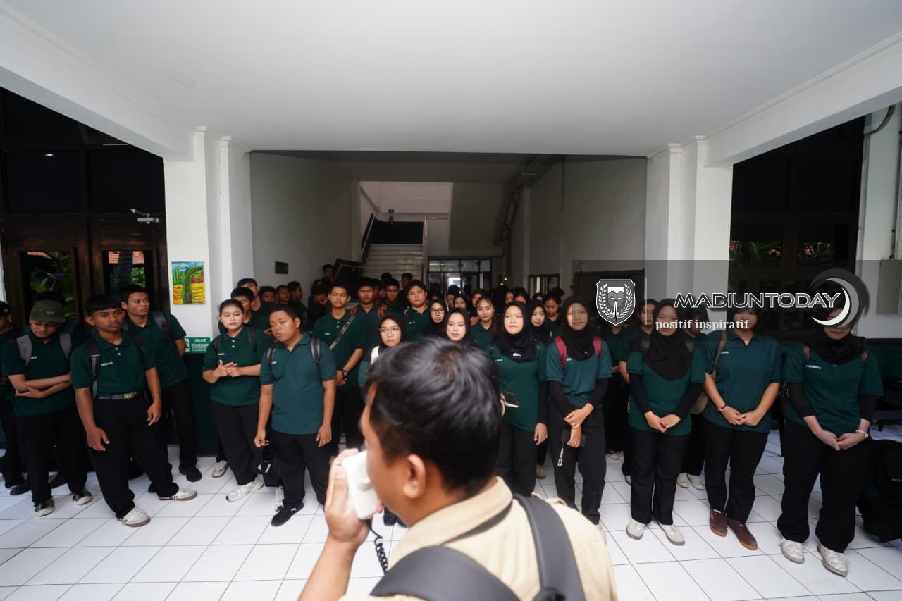 Foto 4 dari 13: Wisata Heritage Jadi Ruang Belajar, Sejarah Kota Madiun Dikenalkan Langsung di Lapangan