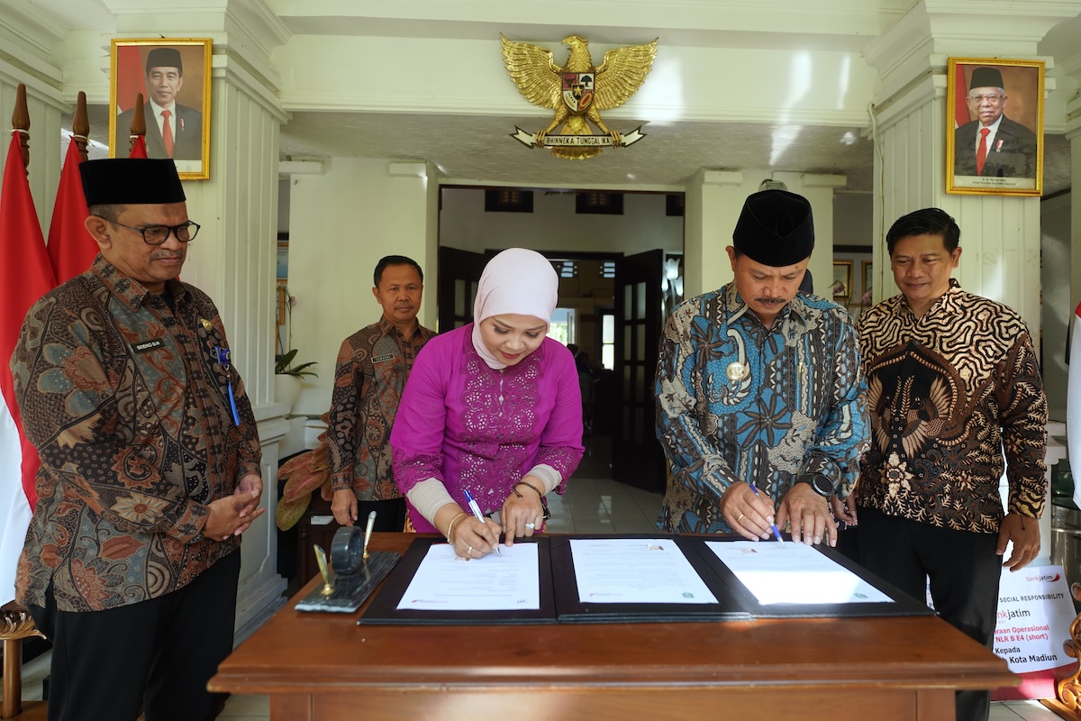 Foto 5 dari 7: Terima CSR Kendaraan Operasional untuk Pemkot dari Bank Jatim, Wali Kota Harap Bermanfaat bagi Masyarakat
