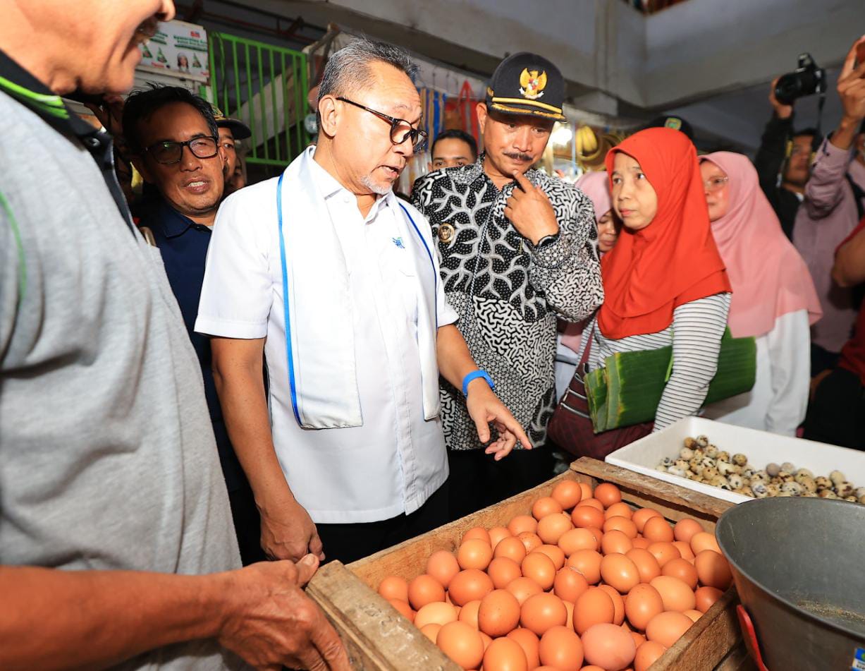 Foto 1 dari 6: Tinjau Program Sembako Murah di PBM, Mendag Gratiskan 500 Paket Beras 5 Kilogram