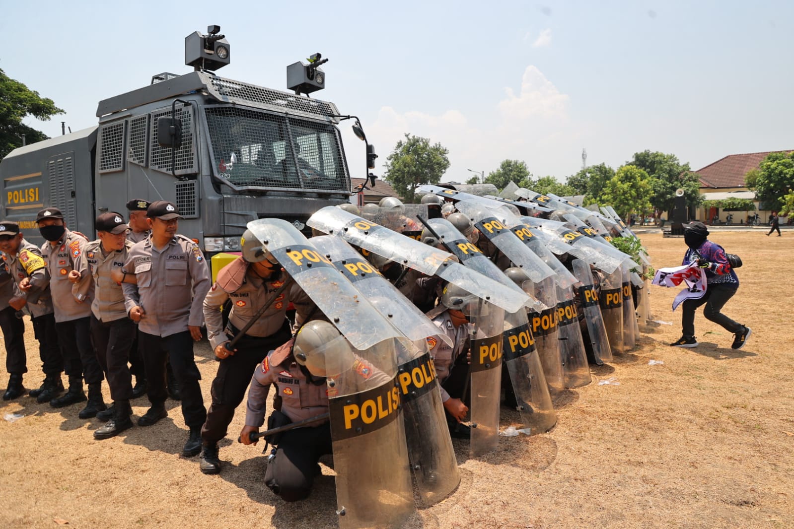 Foto 9 dari 9: Ada ‘Kerusuhan’ di KPU Kota Madiun, Polisi Berhasil Kendalikan Situasi dan Amankan Perusuh
