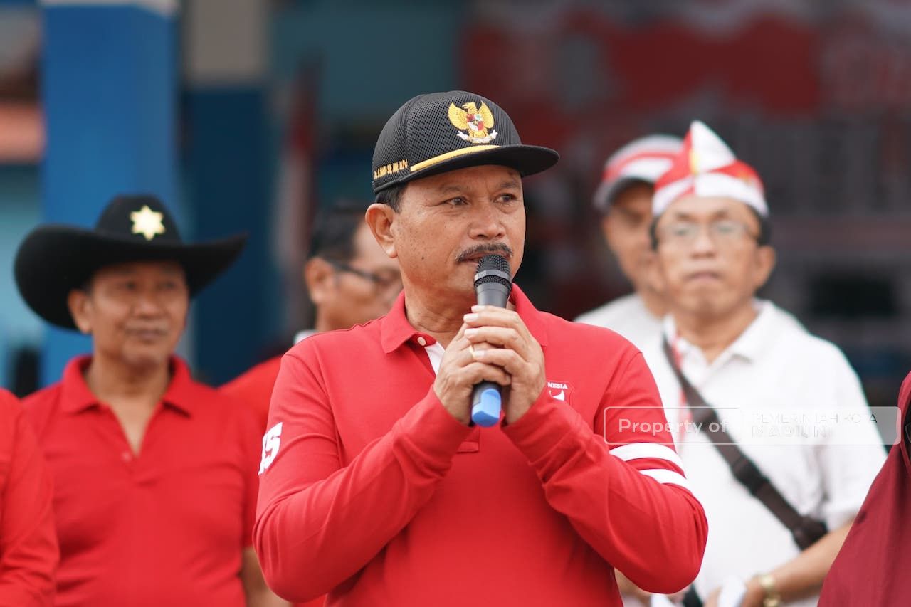 Foto 6 dari 9: Wali Kota Berangkatkan Jalan Sehat Warga