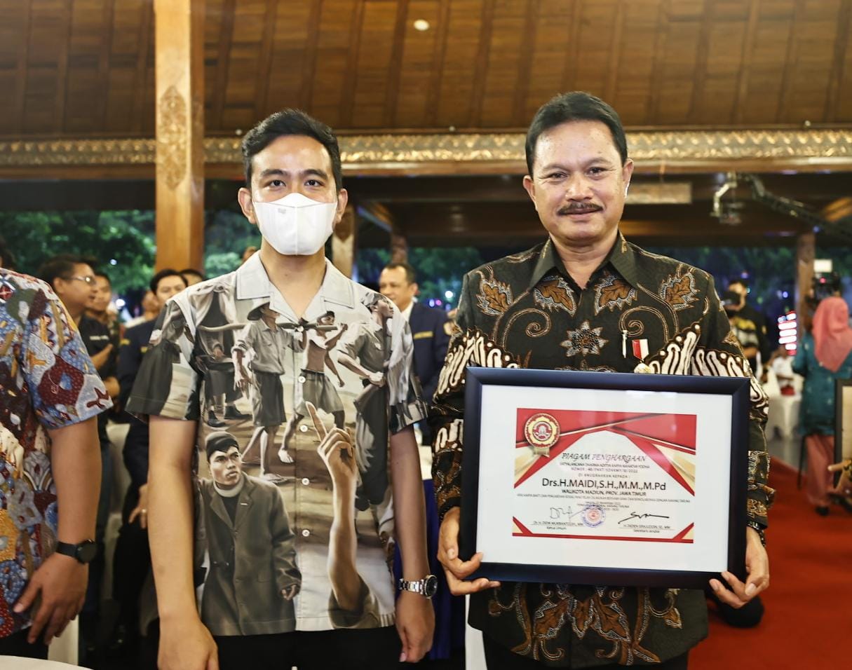 Foto 5 dari 10: Peduli Kaum Pemuda, Wali Kota Diganjar Penghargaan Satyalancana Dharma Aditya Karya Mahatva Yodha