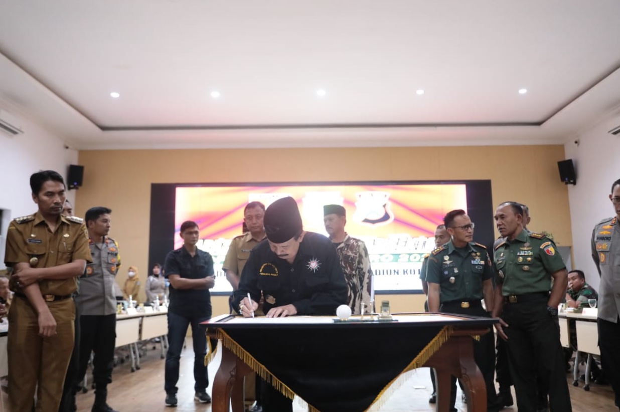 Foto 2 dari 5: Pastikan Kota Madiun Aman, Stakeholder Teken Perjanjian Aman Suro