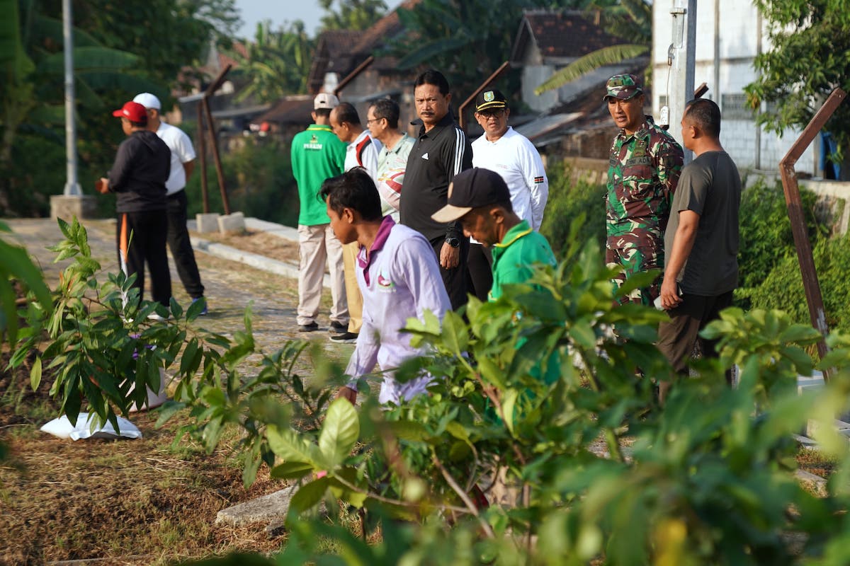 Foto 9 dari 9: Aksi Nyata GNRM, Wali Kota Pimpin Pencanangan Program 1 Siswa 1 Pohon