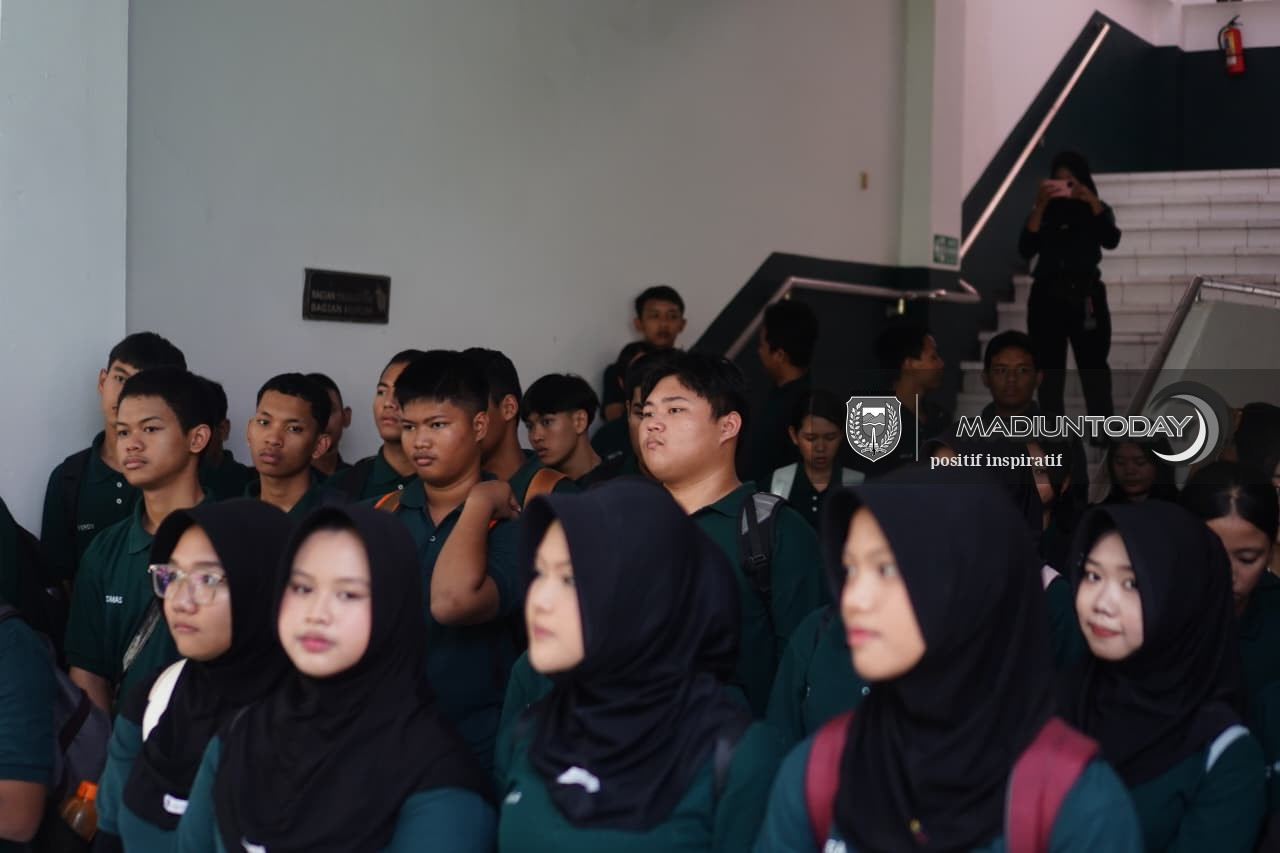 Foto 7 dari 13: Wisata Heritage Jadi Ruang Belajar, Sejarah Kota Madiun Dikenalkan Langsung di Lapangan