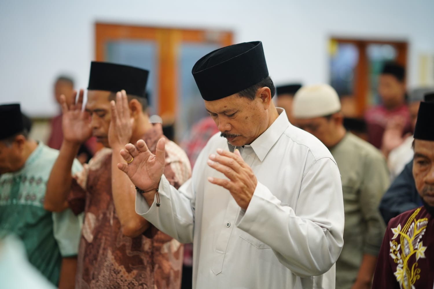 Foto 2 dari 10: Shalat Isya Dan Tarawih Di Masjid Al Amin, Wali Kota Serahkan Bantuan Untuk Anak Yatim