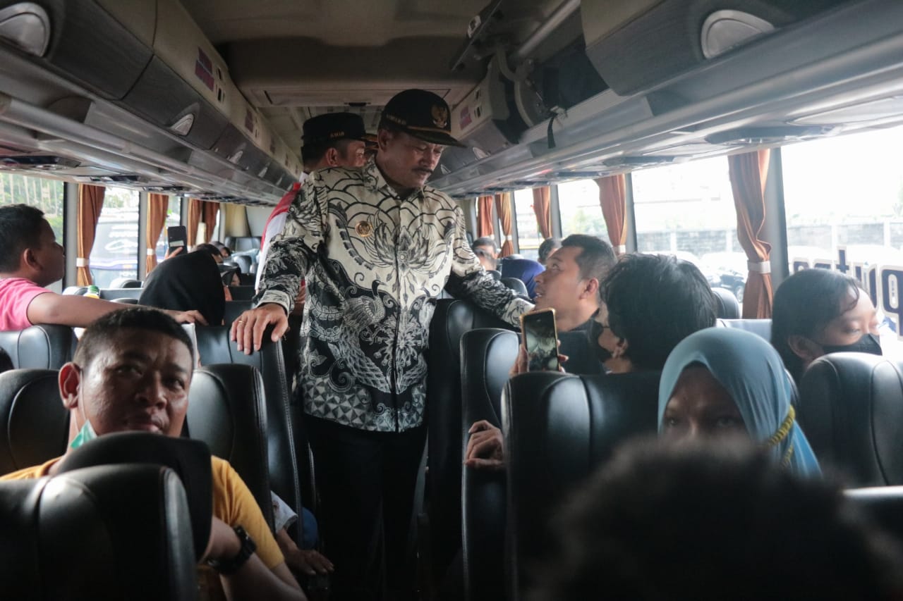 Foto 2 dari 10: Berangkatkan Balik Gratis, Wali Kota: Lebaran Jadi Aman, Berkesan, dan Nyaman