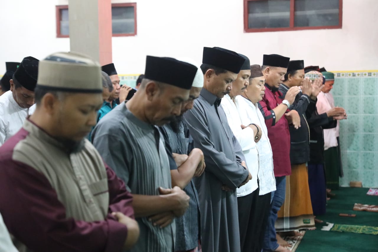 Foto 4 dari 11: Safari Ramadan Salat Tarawih di Masjid Baiturrahman, Wali Kota Juga Resmikan Masjid Tempat Kegiatan