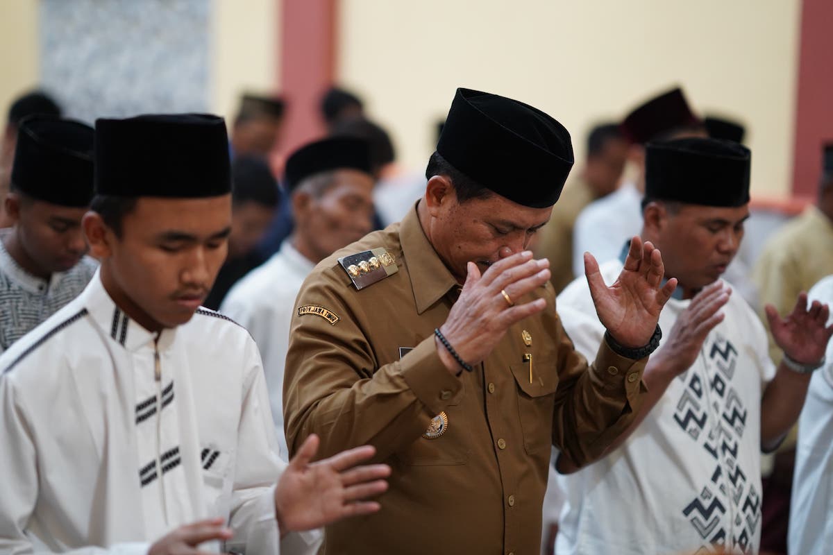 Shalat Magrib di Masjid Diniyah Nurul Iman, Wali Kota Beri Santunan Hingga Sosialisasikan Pembangunan