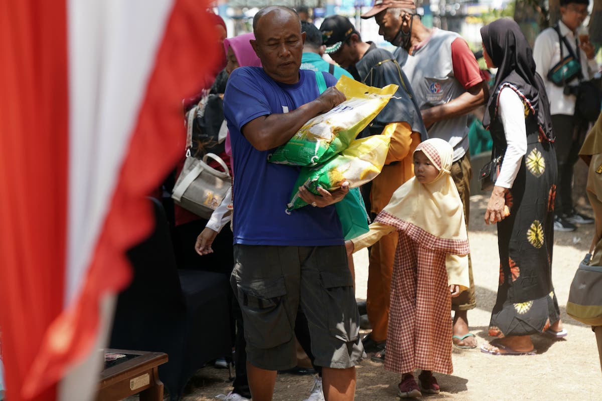 Foto 5 dari 9: Peringati Hari Pangan Sedunia, DKPP-PKK Sediakan 1,5 Ton Beras Murah Untuk Warga