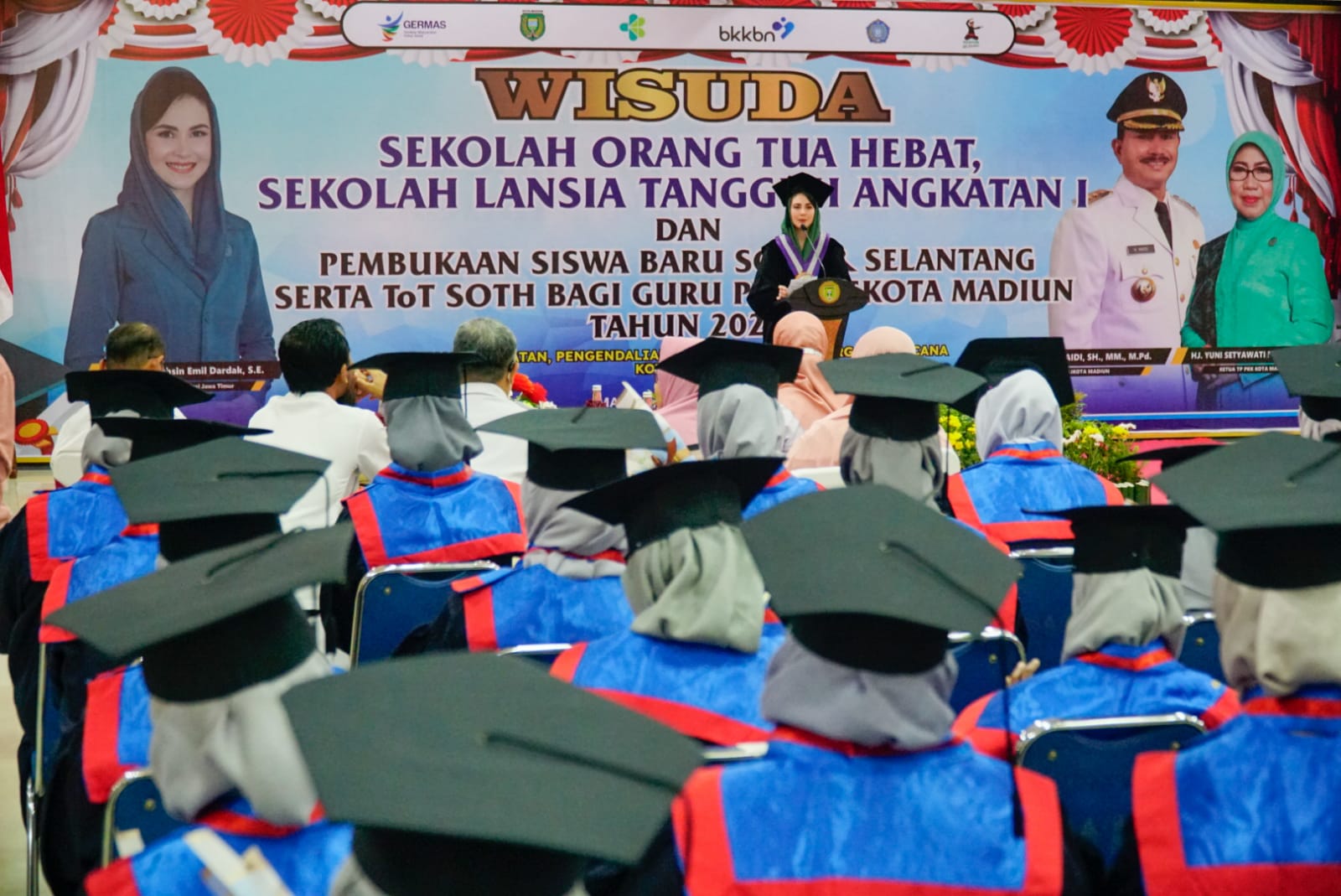 Foto 1 dari 11: Selesaikan Pendidikan SOTH dan Selantang, Emak-Emak dan Lansia Laksanakan Wisuda