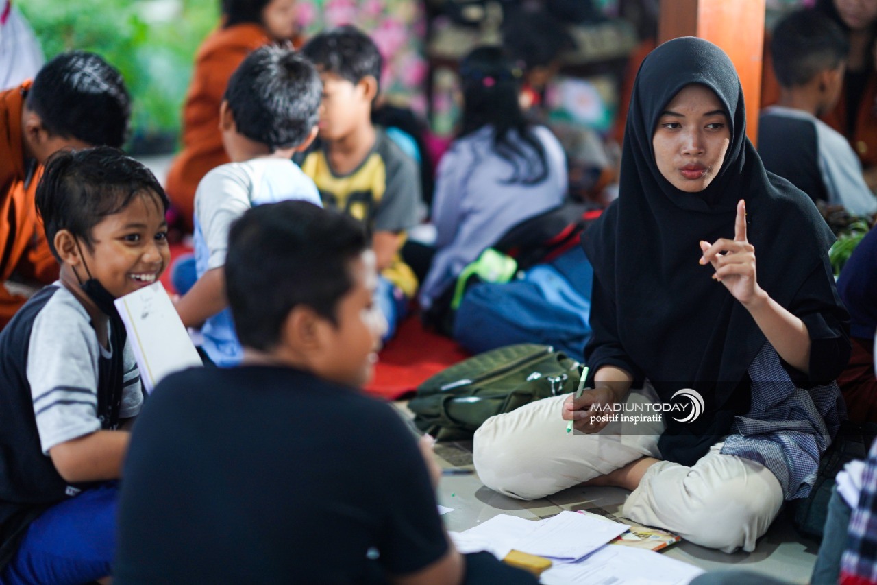 Foto 7 dari 10: Manfaatkan Lapak, PKK Kelurahan Klegen Gandeng Wima Beri Les Gratis Kepada Siswa