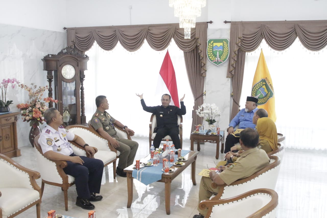 Foto 3 dari 11: Terima Dua Audiensi, Pj Wali Kota Bahas Pelantikan Pengurus Kwarcab Pramuka Hingga Proyek Strategis Pemkot Madiun